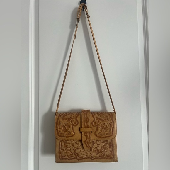 Elegant Tan Leather Shoulder Bag - Picture 2 of 6